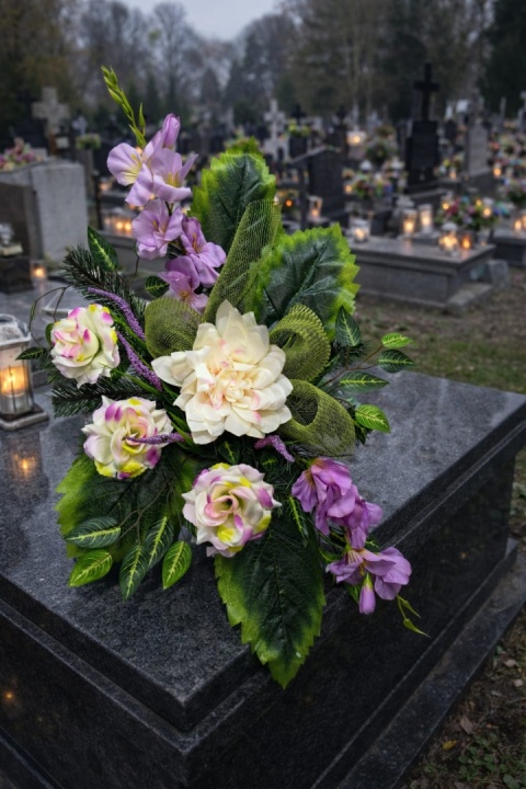 Stroik Kompozycja z Kwiatów Sztucznych na Grób Wiązanka na Cmentarz