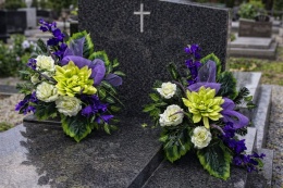 Stroik na cmentarz z kwiatów sztucznych komplet nagrobny wazon donica