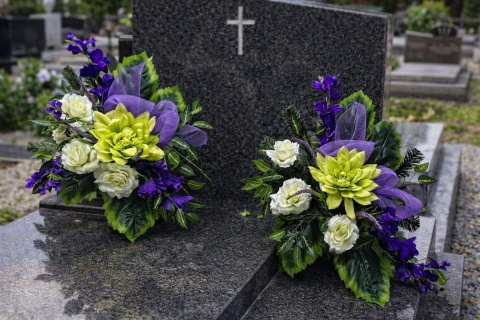 Stroik na cmentarz z kwiatów sztucznych komplet nagrobny wazon donica